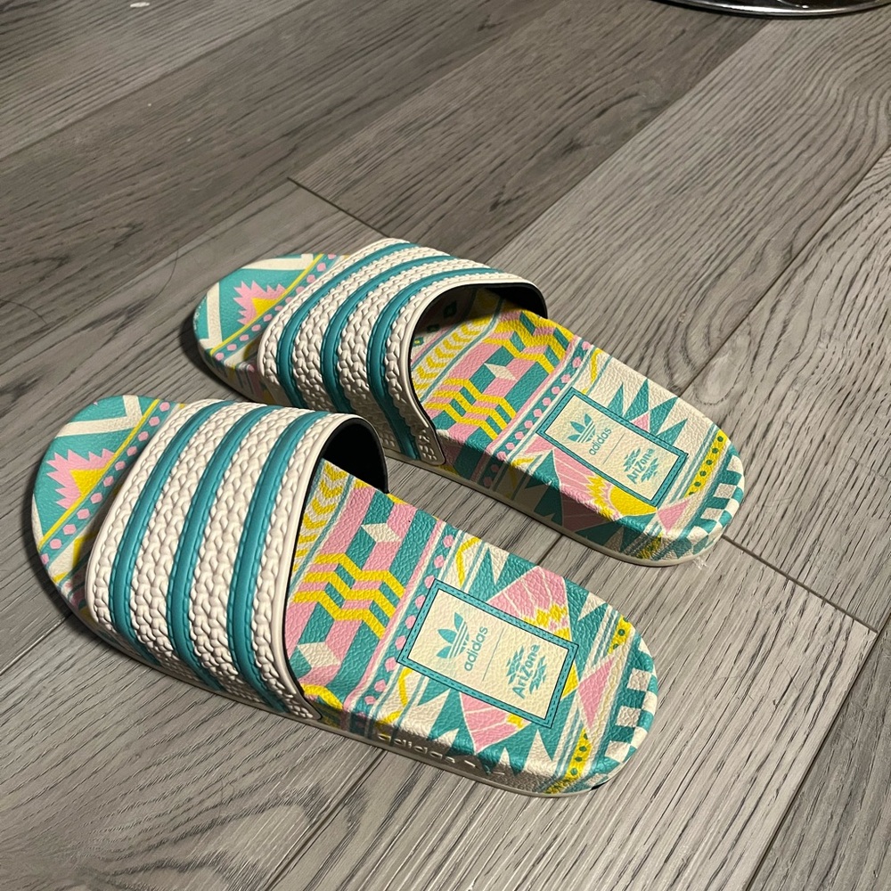 adidas arizona adilette slides lemon flavor - size 7 LIKE NEW